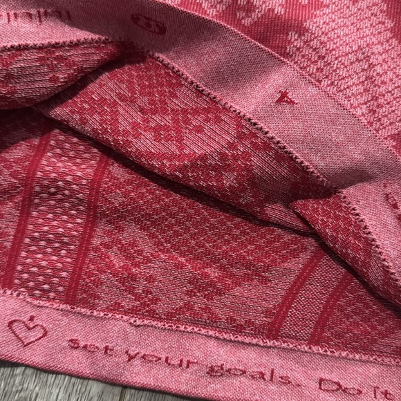 Lululemon Swiftly Tech Long Sleeve Crew size 4
Heathered Cranberry - Picture 8 of 10